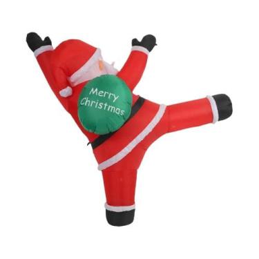 Imagem de Papai Noel Inflável Escalando a Parede Com Pacote De Presentes E Luzes