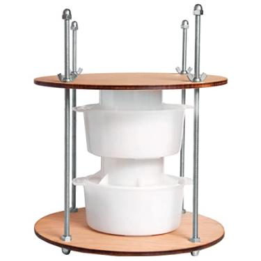 Imagem de Prensa de queijo de madeira com diâmetro de 28,4 cm e 2 formas de fabricação de queijos de 1,275 g. Pressão de até 22,7 kg incolor