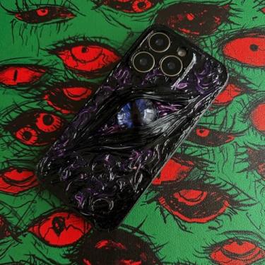 Imagem de Unitvbba Capa de telefone gótica 3D feita à mão com olho de monstro – Ajuste personalizado para todos os modelos de telefone – Exclusivo para fãs de terror, cosplay, amantes de estética escura (fundo