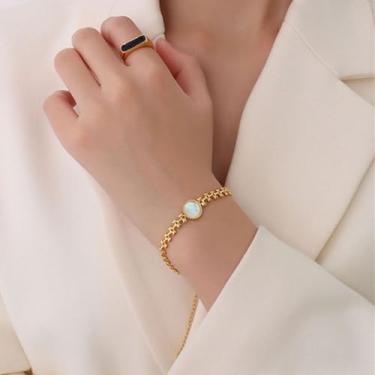 Imagem de Pulseiras de ouro femininas modernas com elos de pérola branca hipoalergênica ajustável acessórios de moda joias presentes, One Size, liga metálica, Sem Pedra Preciosa