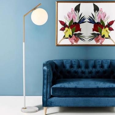 Imagem de Luminária de chão minimalista nórdica com globo de vidro branco, ideal para leitura em sofás, com design vertical decorativo para sala de estar e ambientes internos. A luminária de chão com