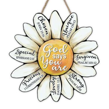 Imagem de Bolisom Placa de porta da frente de margarida cristã, versículo religioso da Bíblia Deus diz que você é um gancho de placa de madeira floral, decoração de casa, guirlanda de madeira com escrituras