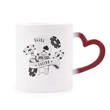 Imagem de Caneca sensível ao calor com estampa de utensílios de jogo e fichas de baralho vermelha que muda de cor