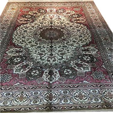 Imagem de Elegantes, silenciosos e lindos tapetes artesanais orientais cobertos pela sala de estar