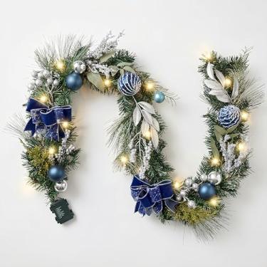 Imagem de Valery Madelyn Guirlanda de Natal pré-iluminada de 1,8 m com luzes para manto, guirlanda de Natal iluminada ao ar livre com bola azul prateada e laços para escadas domésticas, lareira, mesa, centro de