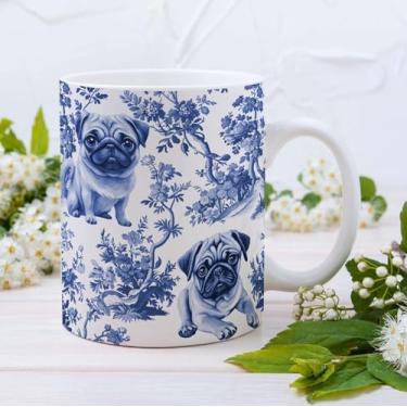 Imagem de RVEAFA Caneca de toile francesa azul pug, presentes para amantes de pugs para mulheres, xícara de café azul chinoiserie toile para mãe de pug, caneca de chá e café para amantes de cães, presentes de