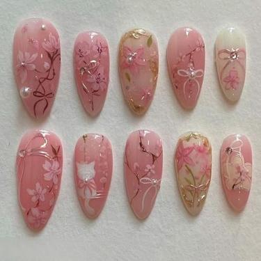 Imagem de Unhas postiças curtas médias amêndoas nude rosa nude com design requintado de laço de flores pérolas cobertura completa cola em bastão falso artificial em unhas de acrílico para mulheres uso diário