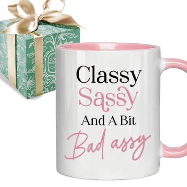 Imagem de Puouoonyi Caneca de café engraçada de humor adulto para mulheres - Classy Sassy 325 ml, presente divertido de aniversário ou Natal para amigos, colegas de trabalho, vizinho, namorada, esposa