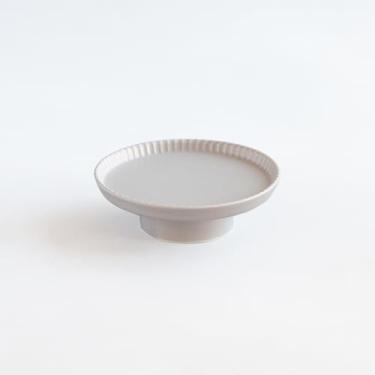 Imagem de KIKIME Prato koudai de 15 cm – Suporte de bolo de porcelana com pedestal da Mino Ware, textura Shinogi com borda de lótus, seguro para micro-ondas e lava-louças (cinza claro)