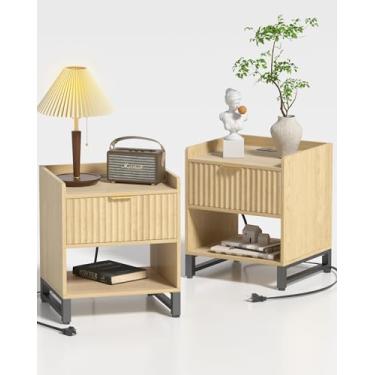 Imagem de Mesa de cabeceira canelada com estação de carregamento, mesa de cabeceira de madeira com gaveta grande e armário de armazenamento aberto, mesa de cabeceira moderna de meados do século para quarto