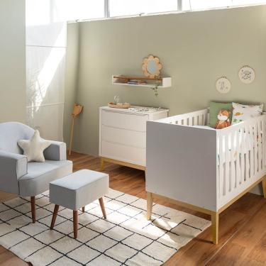 Imagem de Kit Quarto Theo com Pés Square Natural - Berço + Cômoda 3 Gavetas + Poltrona de Amamentação Capri com Puff - Branco