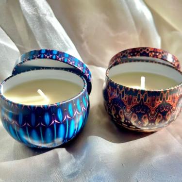 Imagem de Kit 2 Velas Aromáticas em Lata Estampada – Cera de Coco 70g Cada, Pavio de Algodão, Decoração e Bem-Estar (Cereja e Avelã e Lavanda)