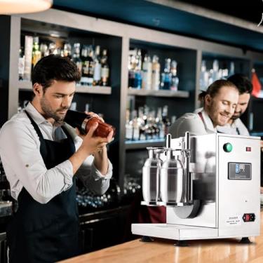 Imagem de Kit de Máquina Agitadora Automática Profissional - 120 W 340 RPM, Mistura de 10 a 20 segundos, Capacidade de 350 a 1000 ml, Inclui Dois Copos, Pegador de Gelo, Dosador, Colher, Agitador (Aço Inox