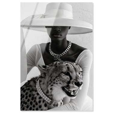 Imagem de Decoração de parede glamourosa com impressão acrílica Her Feral Grace por Notoriart, pronta para pendurar, 50 x 76 cm