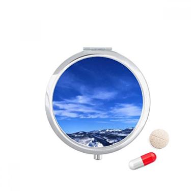 Imagem de Porta-comprimidos de céu azul com nuvens brancas de montanha e compartimento para armazenamento de medicamentos