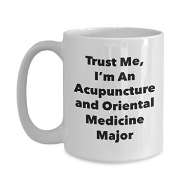 Imagem de SpreadPassion Caneca Trust Me, I'm An Acupuncture and Oriental Medicine Major - Caneca de café engraçada - Ideias de presentes fofos de formatura para amigos e colegas de classe