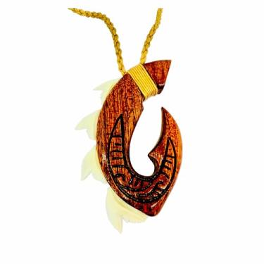 Imagem de Colar de madeira Maori da SurferTiki Manu Makau (gancho de peixe) com 3 dentes de tubarão dente colar de madeira