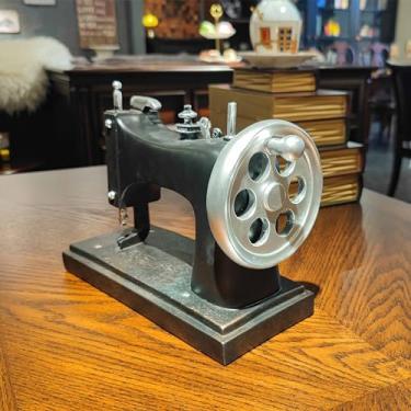 Imagem de LANDCHY Modelo vintage de máquina de costura de 21 cm de altura, decoração de bordado de resina retrô anos 70, 80, design de alfaiate nostálgico, ornamento de estilo antigo para loja de roupas, café