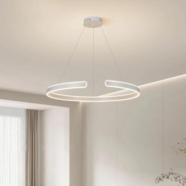Imagem de Luminária pendente LED em formato de anel, com controle remoto e intensidade regulável, ideal para sala de estar, mesa de jantar, escritório, bar e quarto. Estilo moderno, com altura ajustáv