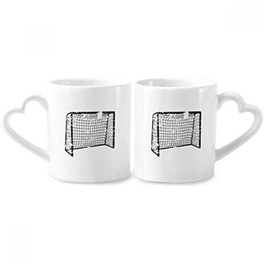 Imagem de Conjunto de canecas de porcelana para casal padrão de porta de futebol preto com alça de coração