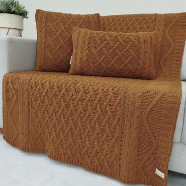 Imagem de Kit Manta Tricot Protetora Sofá Sala Xale Decorativa 150x90cm +2 Capas Almofada Fechamento Ziper S5 (Ferrugem Cognac)