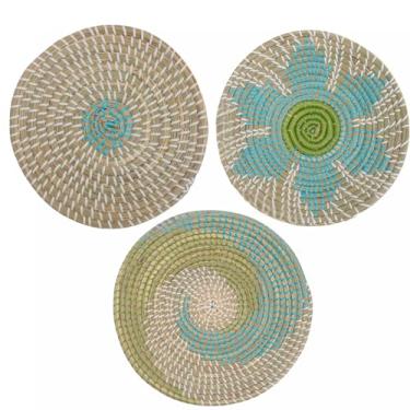 Imagem de 3 cestos decorativos de parede para decoração boho, 30,5 cm de vime de alga marinha para pendurar em vime plano, redondo, conjunto de cestas feitas à mão para praia costeira, casa de fazenda, casa