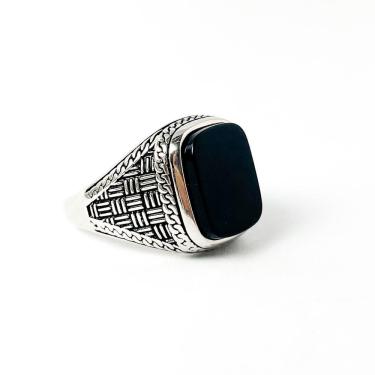 Imagem de Anel Masculino Pedra Onix Com Detalhes Na Lateral Prata 925