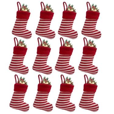 Imagem de aokansha Pacote com 12 meias de Natal, mini meias tricotadas de Natal para lareira para pendurar em árvore com listras vermelhas, enfeites de meias penduradas para decoração de férias em família