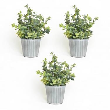 Imagem de Pacote com 3 plantas artificiais de eucalipto em vasos de metal galvanizado com nervuras brancas, pequenos vasos de vegetação falsa para decoração de casa, mesa de fazenda rústica para cozinha