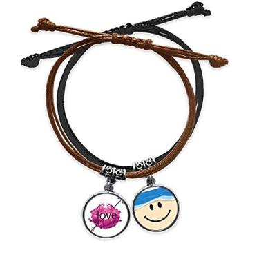 Imagem de Pulseira de couro para o Dia dos Namorados com flecha de amor rosa com corrente de mão e rosto sorridente