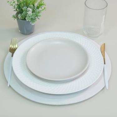 Imagem de Sousplat Redondo com Base MDF e Capa Oxford, Kit 2 Peças, Branco, 35cm Diâmetro, Base Resistente e Capa Removível, para Mesa de Jantar (Palha)