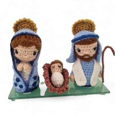 Imagem de Conjunto Natalino Artesanal em Crochê, Presépio com Manjedoura, Figuras Decorativas em Tons de Marrom e Azul, Decoração de Natal Feita à Mão