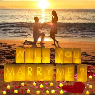Imagem de Will You Marry Me Light Up Letters Luminary Bags, Banner Marry Me, Kit de Decoração de Proposta Romântica com 30 Velas LED Brilhantes e 2000 Peças de Pétalas de Rosa Falsas