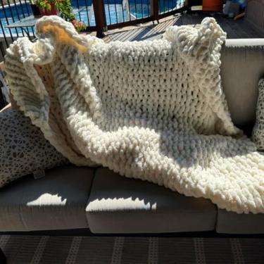 Imagem de Fuzzysense Manta de malha grossa, cobertor de crochê feito à mão de tricô grosso 127 x 152 cm, manta de fio de chenille macio branco, cobertor de nó de corda grande para decoração de sofá de casa
