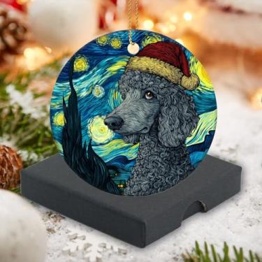 Imagem de Enfeites de cerâmica de Natal 2025 - ornamentos de animais fofos - estilo noite estrelada um poodle usando chapéu de Natal para decorações de árvores de Natal 7,6 cm