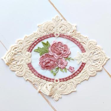 Imagem de Pacote com 4 jogos americanos retrô de renda bordados florais tapetes de mesa estilo francês, toalhas de crochê de renda para mesas, decoração de cômoda, vaso de casamento, tapete de copo, bege, 19 x