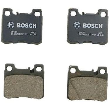 Imagem de Conjunto de pastilhas de freio a disco semimetálico premium BOSCH BP620 QuietCast - Compatível com Mercedes-Benz 300E, C220, C280, C36 AMG; TRASEIRA