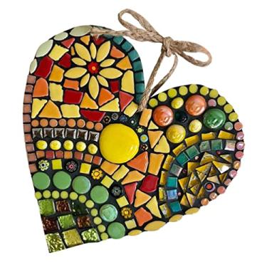 Imagem de ABOOFAN Ornamento de coração em mosaico em resina em formato de coração pingentes pendurados em formato de coração para decoração de parede mexicana para janela da porta da frente do casamento