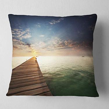 Imagem de Designart calçadão de madeira na ponte do mar indefinida, sala de estar, sofá, almofada de alta qualidade + capa de almofada impressa em ambos os lados 66 cm x 66 cm