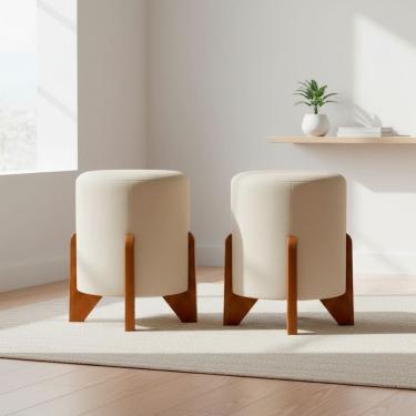 Imagem de Kit 2 Puffs Decorativos Eloah Redondo Assento Extra para Sala Quarto Suede Cores Pufe com Pés de Madeira