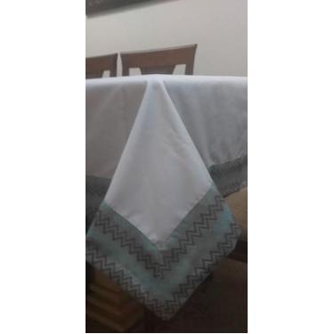 Imagem de Toalha de mesa em gabardine com barrado de 10 cm Chevron chumbo - Magi