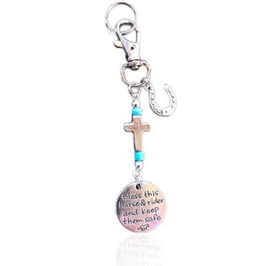 Imagem de Lusebiy Clipe de pingente de sela e freio de cavalo, Bless This Horse Rider Keep Safe Bridle, pingentes de montaria em sela, presentes pendurados, Pedra azul e ferradura