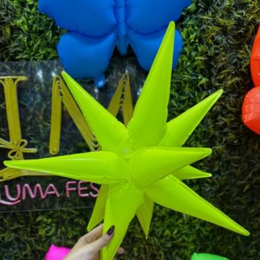 Imagem de Balão Estrela Amarelo Neon Inflável com 12 Pontas – 19" (48 cm) ou 26" (66 cm) – Decoração Festa, Painel, Instagram, Natal, Halloween – PVC Brilhante