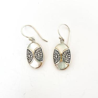 Imagem de Brinco Oval Gancho Madreperola Prata 925