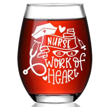 Imagem de Ymzkpoa Presentes engraçados de agradecimento para enfermeiras, profissionais de saúde, RN, estudantes de enfermagem, enfermeira é um trabalho de coração, taça de vinho sem haste, presentes de