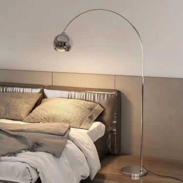 Imagem de Luminária de chão em arco prateada, estilo nórdico minimalista, com estrutura em metal polido e altura ajustável. Ideal para leitura em ambientes internos, como sala de estar e quarto.