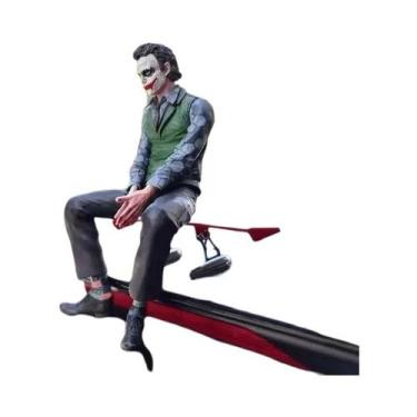 Imagem de Estátua Colecionável Do Coringa De Heath Ledger Em Posição Sentada, De