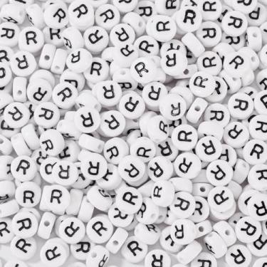 Imagem de Spritewelry 500 peças de contas de acrílico com letra branca inicial Rlphabet contas planas redondas letra R com orifício horizontal para artesanato faça você mesmo pulseira colar chaveiro cordão