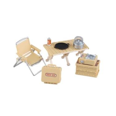 Imagem de Conjunto de acampamento ao ar livre com móveis de casa de bonecas em m