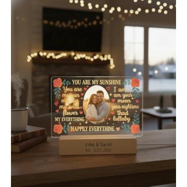 Imagem de Presente romântico personalizado para casais – Luz acrílica com foto personalizada com impressão UV "You Are My Sunshine" e base de madeira gravada, lembrança de aniversário para namorado, namorada